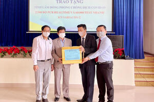 Tập đoàn Phương Trang trao tặng 2.500 bộ Test PCR Realtime và 60.000 Test nhanh kháng nguyên SARS-CoV-2 cho tỉnh Lâm Đồng