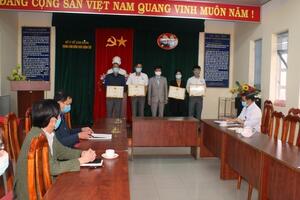 Trao Bằng khen của UBND tỉnh cho tập thể và cá nhân Trung tâm Kiểm soát bệnh tật Lâm Đồng
