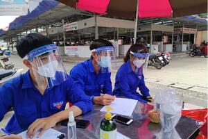 Phát 500 kính chống giọt bắn cho các tiểu thương tại chợ Đinh Văn mới huyện Lâm Hà