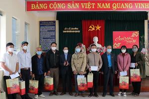 Tặng quà Tết người lao động, cán bộ, nhân viên y tế Trung tâm Kiểm soát bệnh tật Lâm Đồng