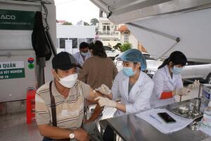 Trung tâm Kiểm soát bệnh tật Lâm Đồng triển khai tiêm vắc xin phòng bệnh COVID-19 đợt 35 năm 2022