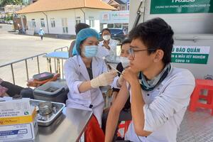 Tiếp tục triển khai tiêm vắc xin phòng bệnh COVID-19 tại điểm tiêm Trung tâm Kiểm soát bệnh tật tỉnh Lâm Đồng