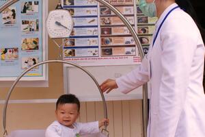 Phòng viêm tai giữa cho trẻ khi đi bơi trong mùa hè
