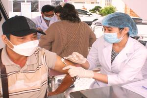 Lâm Đồng – Đồng loạt tổ chức nhiều điểm tiêm chủng vắc xin phòng Covid-19 và duy trì hoạt động hàng ngày.
