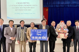 Phó Chủ tịch UBND tỉnh Lâm Đồng Võ Ngọc Hiệp thăm, tặng quà trung tâm Kiểm soát bệnh tật
