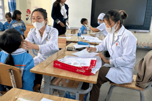 Khám điều tra bướu cổ cho trẻ em 08- 10 tuổi  tại Xã Đạ Sar huyện Lạc Dương