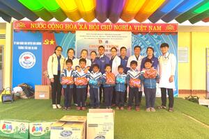 ĐƠN DƯƠNG: TỔ CHỨC HÀNH TRÌNH THẦY THUỐC TRẺ TẠI VÙNG ĐỒNG BÀO DÂN TỘC THIỂU SỐ