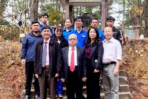 Viếng Nhà bia tưởng niệm các cán bộ ngành Y tế  hi sinh tại khu vực Cổng Trời Xã Lát, huyện Lạc Dương