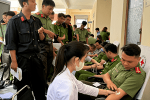 HỘI CHỮ THẬP ĐỎ LÂM ĐỒNG PHỐI HỢP VỚI CÔNG AN TỈNH TỔ CHỨC HIẾN MÁU TÌNH NGUYỆN
