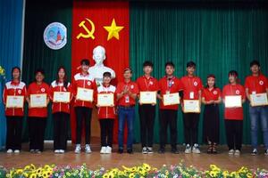 KHEN THƯỞNG CÁC TÌNH NGUYỆN VIÊN  CHƯƠNG TRÌNH HÀNH TRÌNH ĐỎ 2024