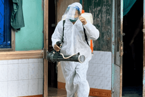 TRUNG TÂM Y TẾ ĐƠN DƯƠNG TRIỂN KHAI PHUN HÓA CHẤT PHÒNG CHỐNG SỐT XUẤT HUYẾT TRÊN DIỆN RỘNG