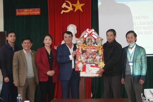 Phó Chủ tịch UBND tỉnh Phạm S  thăm, chúc tết Trung tâm Kiểm soát bệnh tật tỉnh