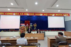 Chủ tịch UBND tỉnh Trần Hồng Thái đến thăm và tặng lẵng hoa chúc mừng Trung tâm Kiểm soát bệnh tật nhân kỷ niệm 70 năm Ngày Thầy thuốc Việt Nam