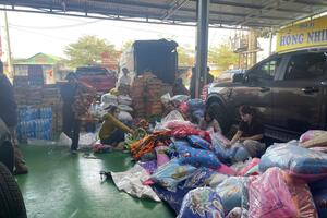 Trung tâm Y tế khu vực Đắk Song hỗ trợ 200 suất quà cho người dân khu phố Phước Mỹ Tây sau mưa lũ