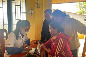 Khám, cấp thuốc miễn phí 450 lượt người tại bon R’Long Phe, xã Quảng Sơn