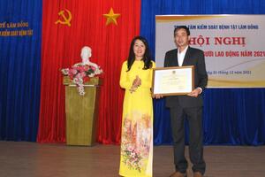 Bà Mai Thị Hồng Khánh – Chủ tịch Công Đoàn Ngành Y tế Lâm Đồng trao bằng khen của Tổng Liên Đoàn Lao Động VN cho Ông Phùng Xuân Bách PGĐ CDC Lâm Đồng