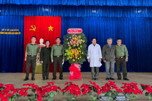 Sáng ngày 25/02 Đoàn công an tỉnh Lâm Đồng thăm và tặng hoa Trung tâm Kiểm soát bệnh tật tỉnh Lâm Đồng nhân kỷ niệm 67 năm ngày Thầy thuốc Việt Nam (27/02/1955-27/02/2022).