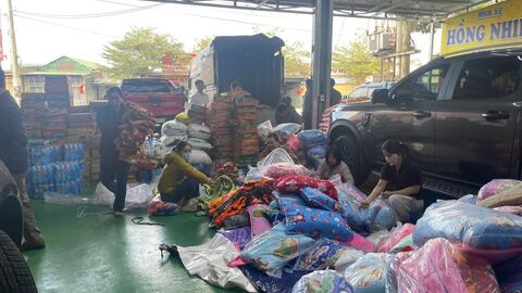 Trung tâm Y tế khu vực Đắk Song hỗ trợ 200 suất quà cho người dân khu phố Phước Mỹ Tây sau mưa lũ