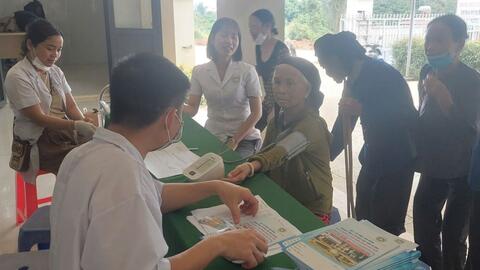 Trung tâm Y tế khu Đăk Glong: Khám sức khỏe 2.500 người cao tuổi