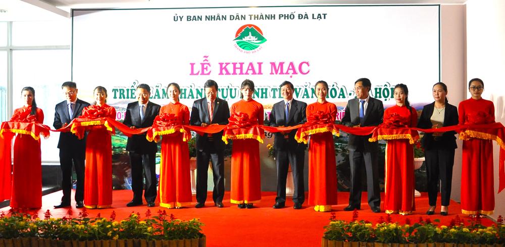 Đồng chí Trần Đức Quận -  Bí thư Tỉnh ủy Lâm Đồng cùng các lãnh đạo tỉnh và Tp Đà Lạt cắt băng khai mạc triển lãm