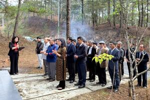 Viếng Nhà bia tưởng niệm các liệt sĩ ngành Y tế Lâm Đồng Nhân kỷ niệm 71 năm Ngày Thầy thuốc Việt Nam (27/02/1955 - 27/02/2026)