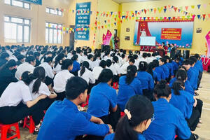 Trung tâm Y tế khu vực Đắk Glong: Nói chuyện chuyên đề ngoại khóa về sức khỏe sinh sản vị thành niên